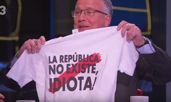 Josep Bou regala la camiseta a la presentadora de FAQS