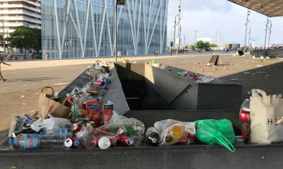 La basura inunda los alrededores del Fòrum cuando hay festivales / MDM