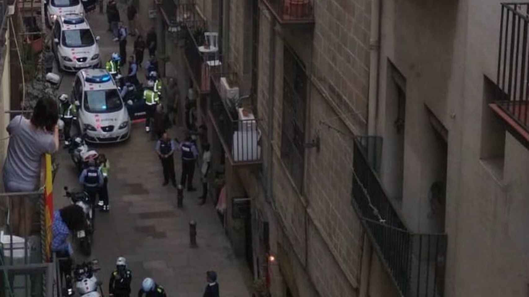 Varias patrullas de los Mossos han acudido al lugar de los hechos  / @raval_net