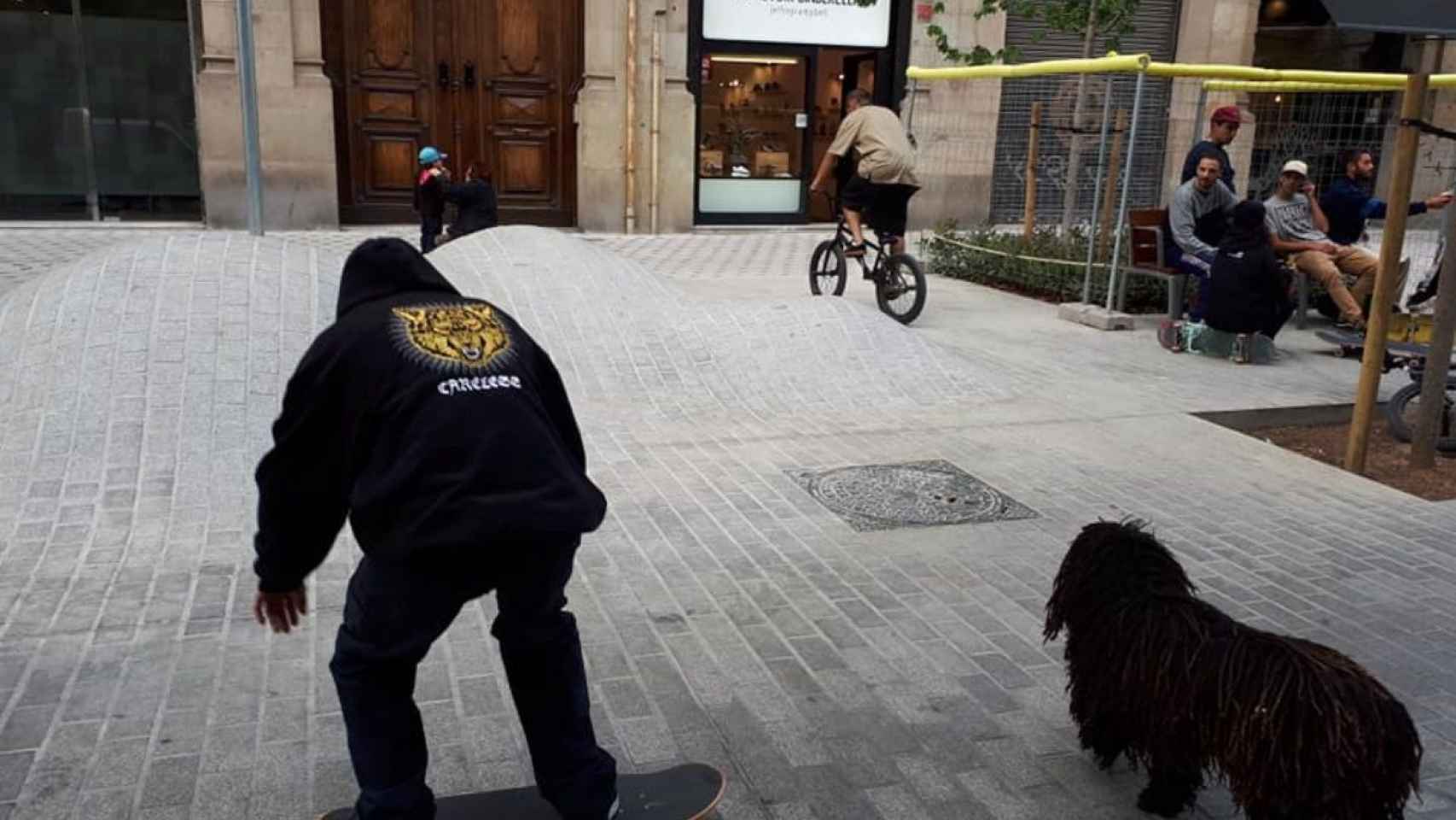 Los skaters y los que van en bicis BMX utilizan las elevaciones de la calle para practicar piruetas / JOAQUÍN CHANOVAS