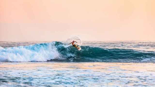 Chico practicando surf en el Surf Festival Barcelona / UNSPLASH