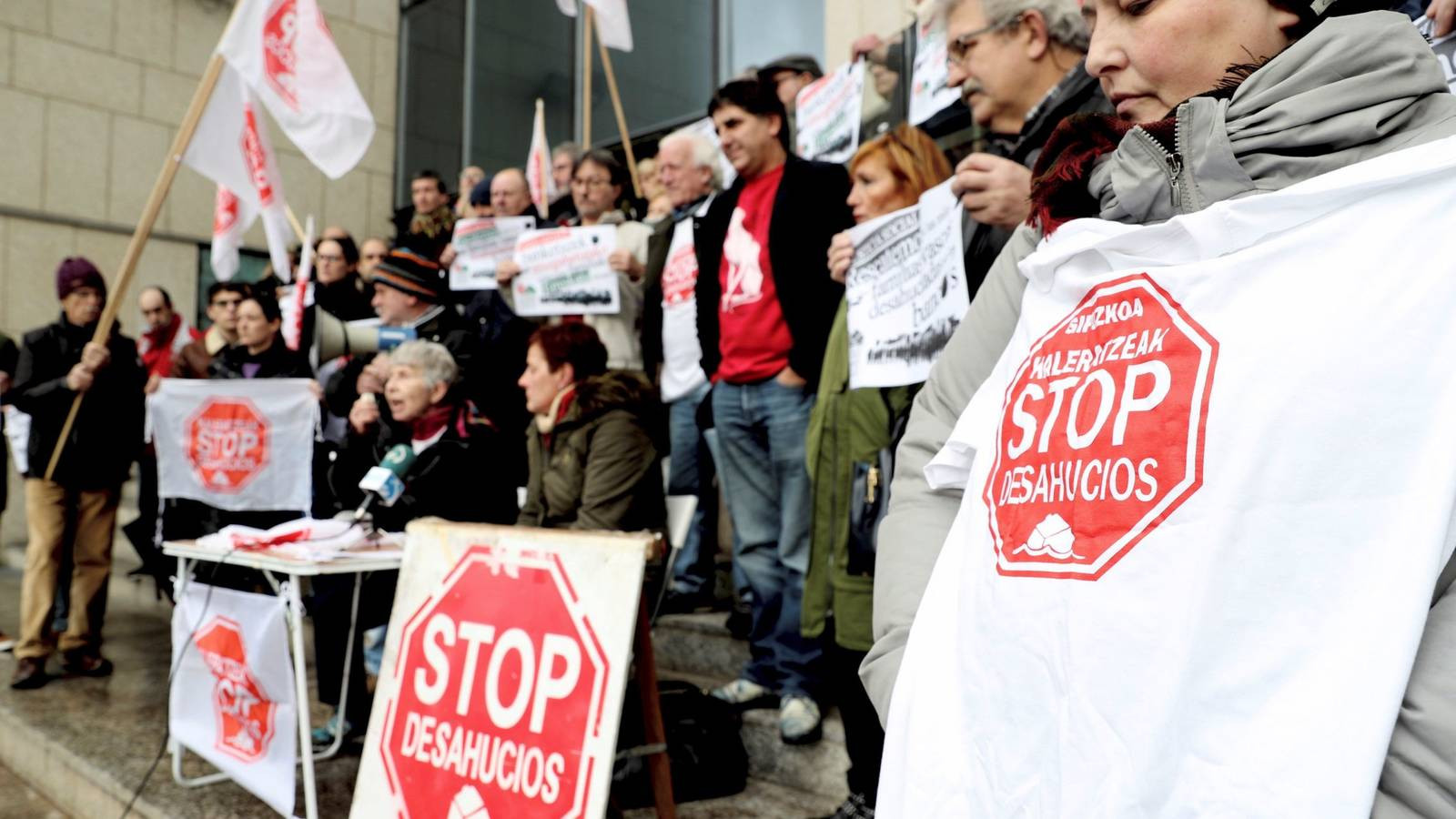 Colectivo protestando en contra de los desahucios en Barcelona