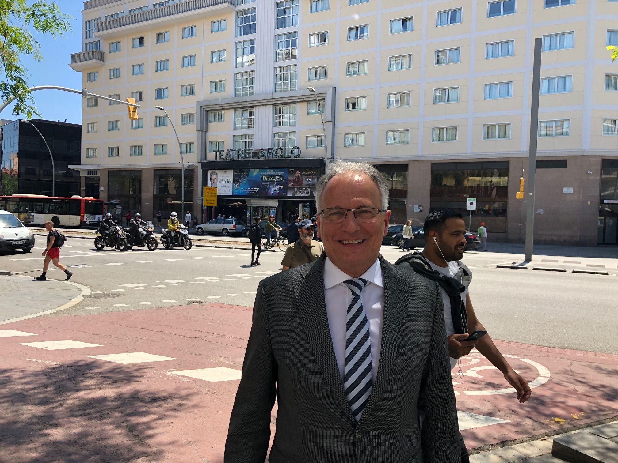 Josep Bou frente al Teatre Apolo / TWITTER