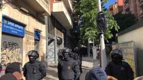 Los Mossos desalojan el edificio Puntales II, en Camp de l'Arpa