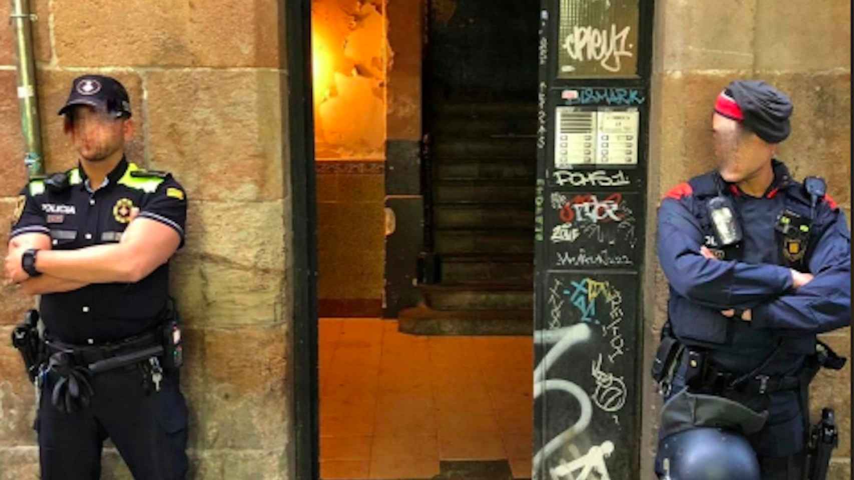 Agentes de los Mossos d'Esquadra en Ciutat Vella haciendo frente a la inseguridad / GUARDIA URBANA