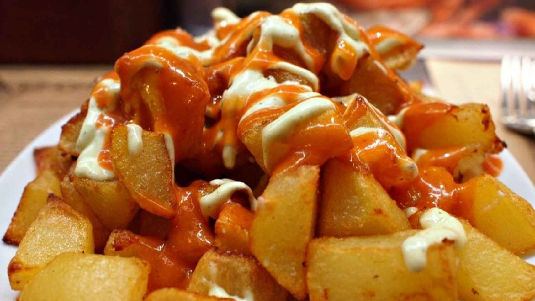 Unas deliciosas patatas bravas en un bar de Barcelona / BRAVAS BARCELONA