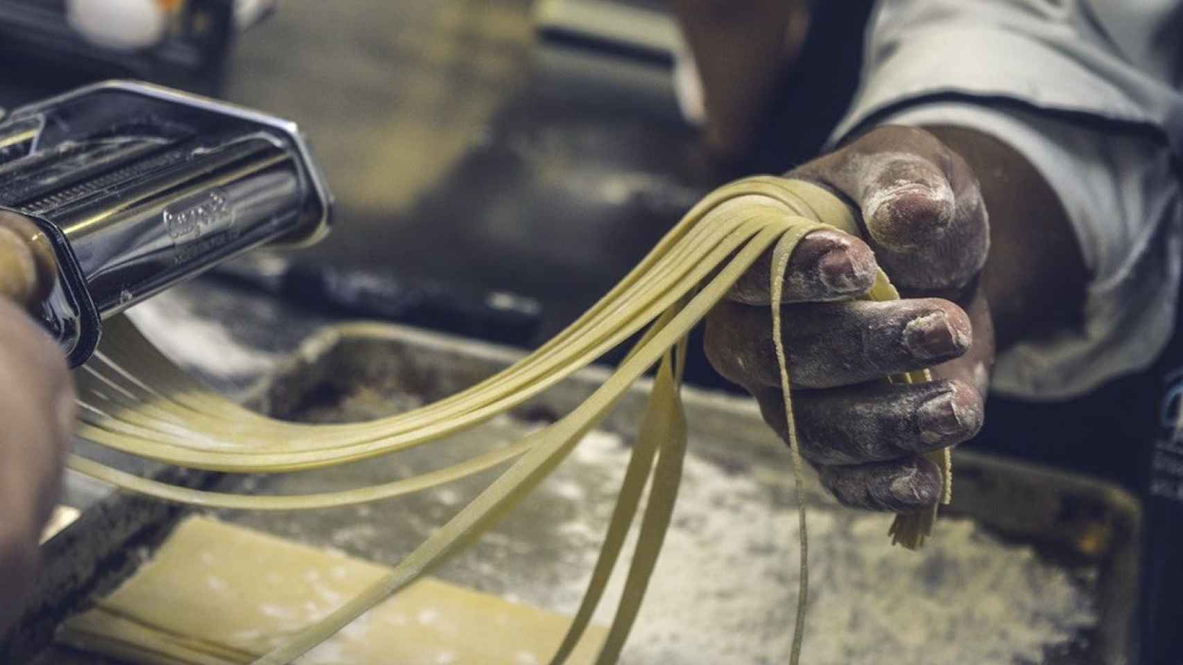 Un hombre haciendo spaghetti de manera artesanal / UNSPLASH