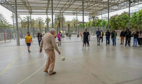 Es un amante del deporte, aunque ahora se conforma con verlo dese el sofá