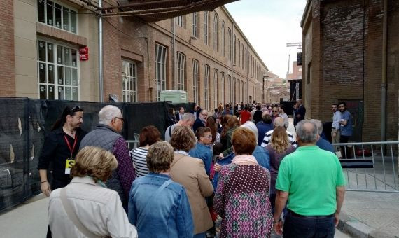 Colas en la entrada del mitin del PSC en Sant Andreu / JORDI SUBIRANA 