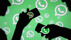 Unos usuarios de WhatsApp utilizando la aplicación de mensajería / REUTERS