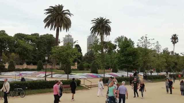 Los manteros se han instalado en el recinto de la Ciutadella / @minvill