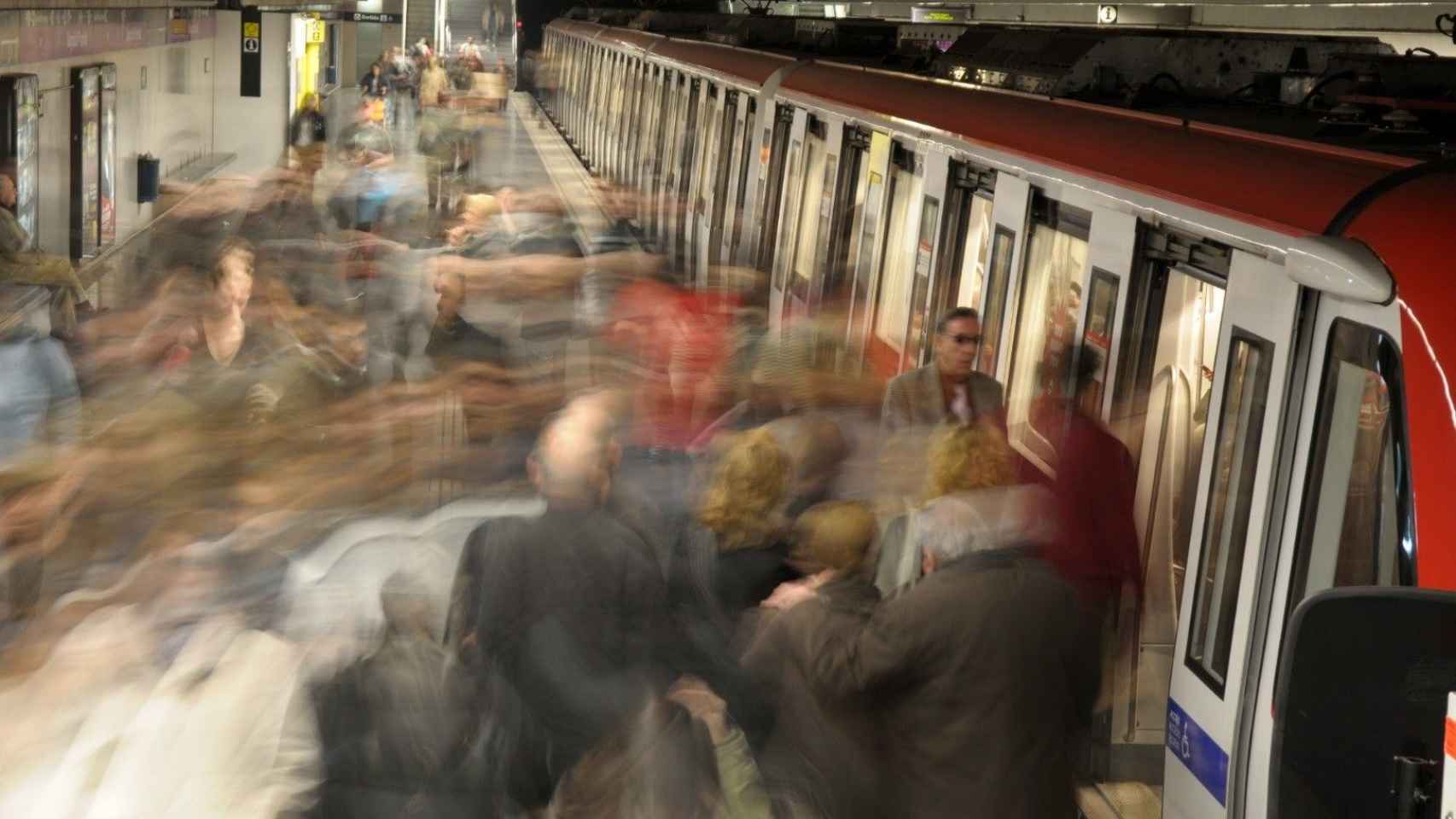 Los días de huelga hay más aglomeraciones de lo normal en el metro de Barcelona / EUROPA PRESS