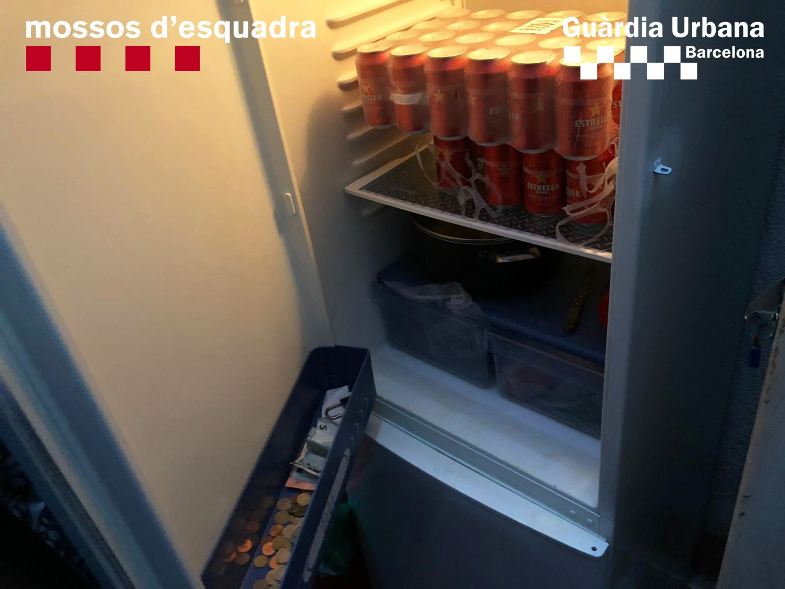 Latas y dinero encontrados en uno de los inmuebles que ocupaban los detenidos / MOSSOS GUARDIA URBANA