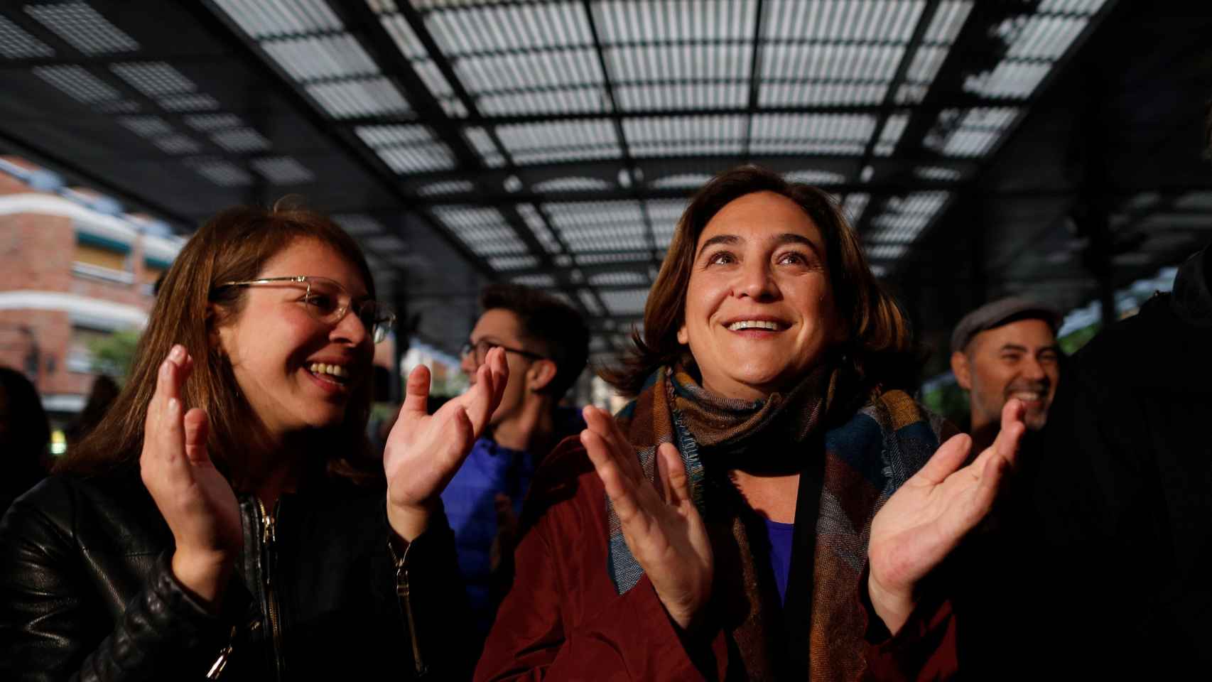 Ada Colau, con Janet Sanz, durante la última campaña electoral / EFE ALEJANDRO GARCÍA