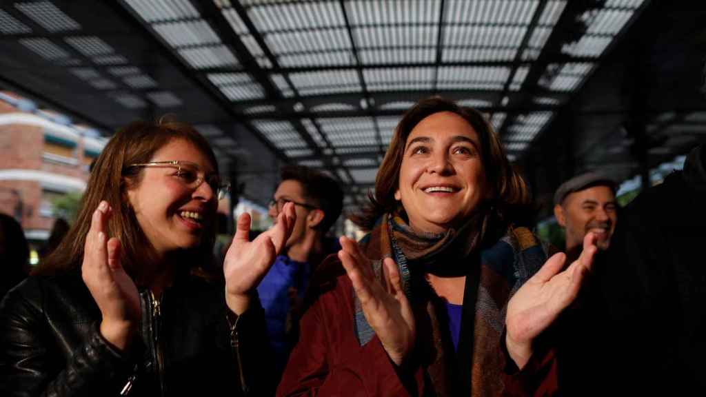 Ada Colau, con Janet Sanz, durante la última campaña electoral / EFE ALEJANDRO GARCÍA