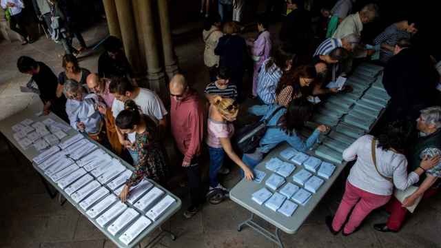 Colas de votantes en la Universitat de Barcelona durante las anteriores elecciones / EFE