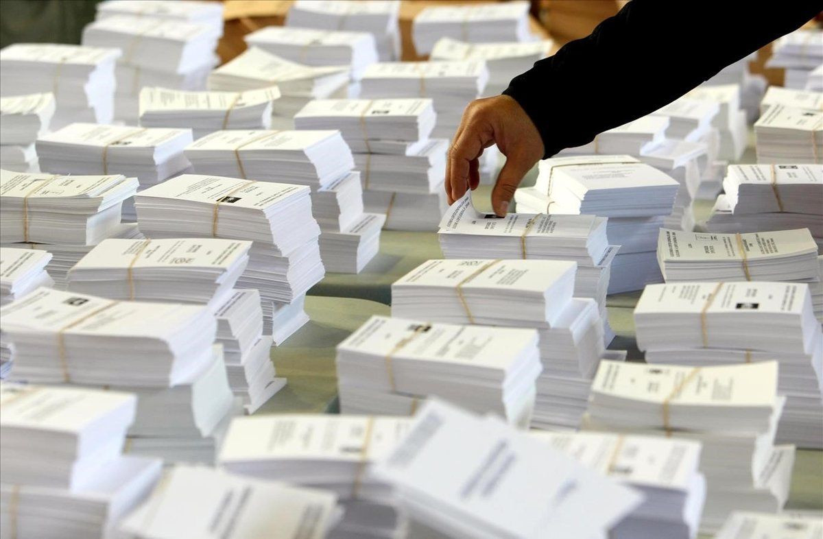 Multitud de papeletas encima de una mesa electoral en Barcelona.