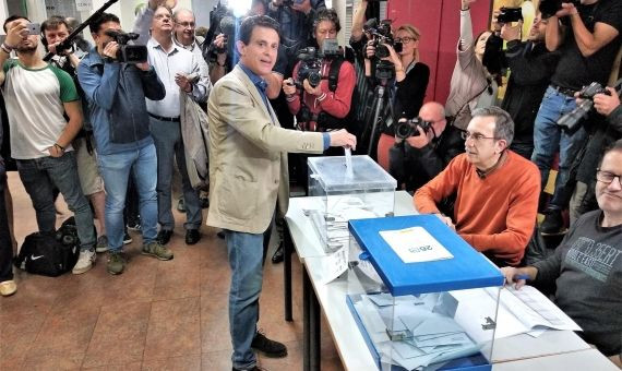 Manuel Valls en su colegio electoral ejerciendo su derecho a voto / EP