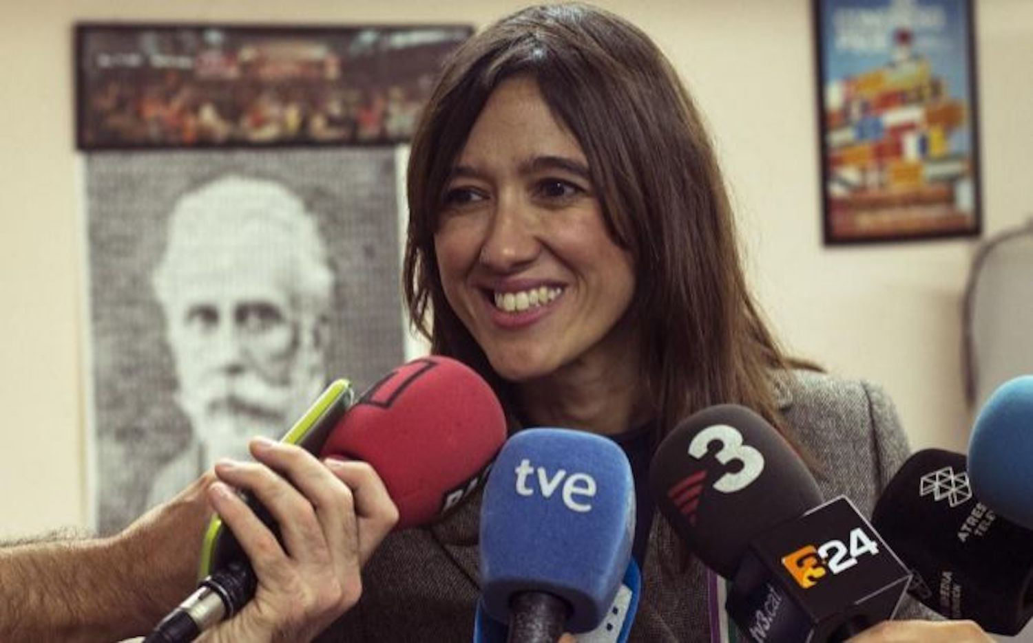 Núria Parlon atiende a la prensa / EFE