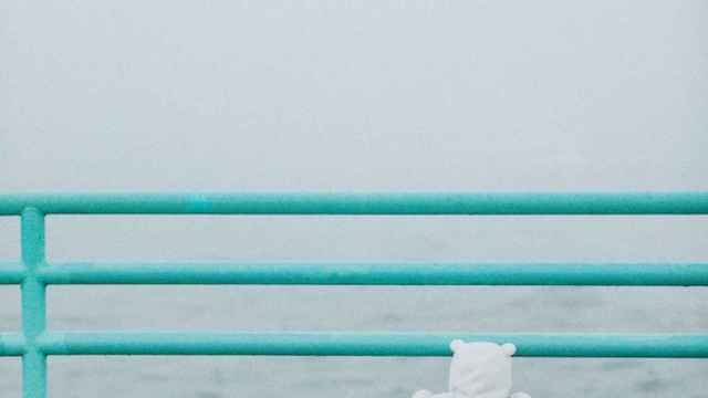 Un bebé mirando a través de un balcón / UNSPLASH