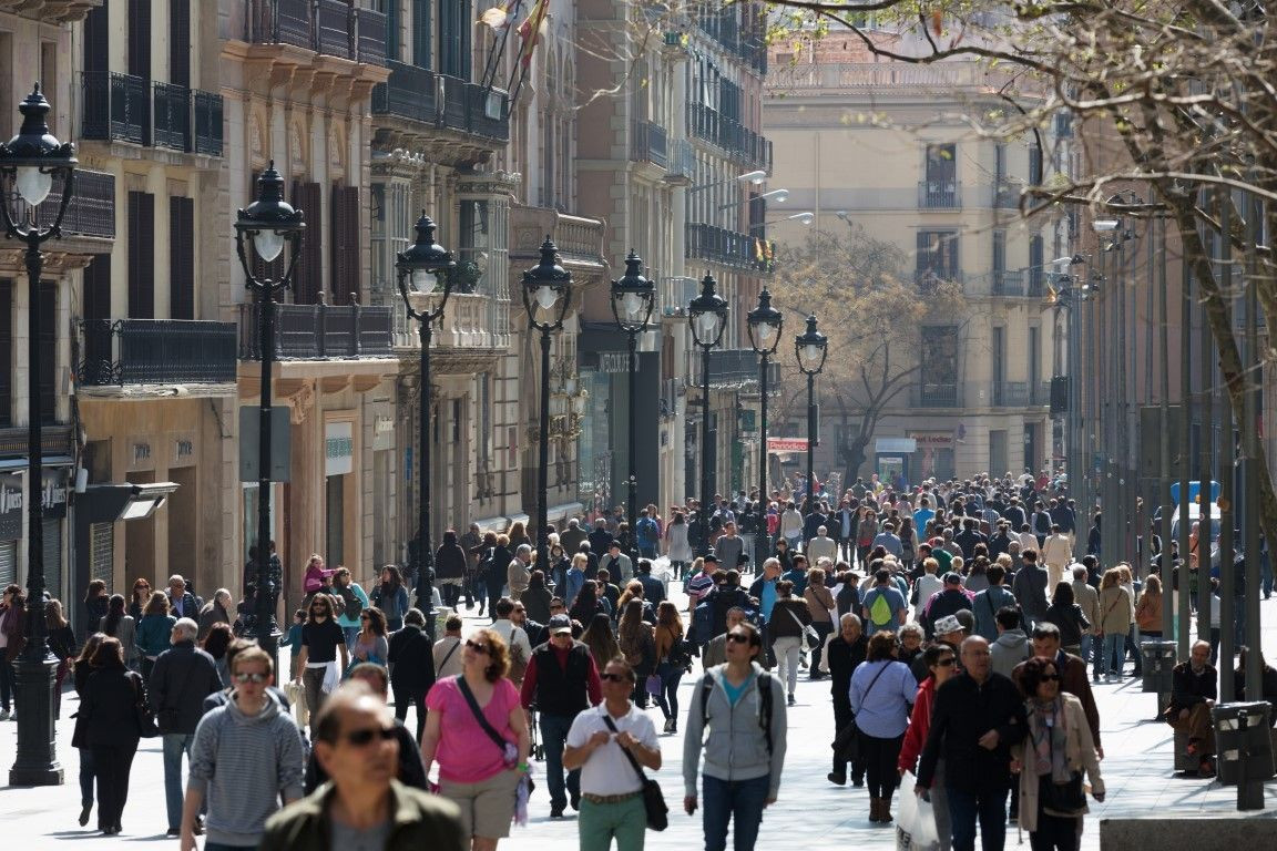 La calle comercial Portal de l'Àngel, ubicada en el centro de Barcelona, llena de gente