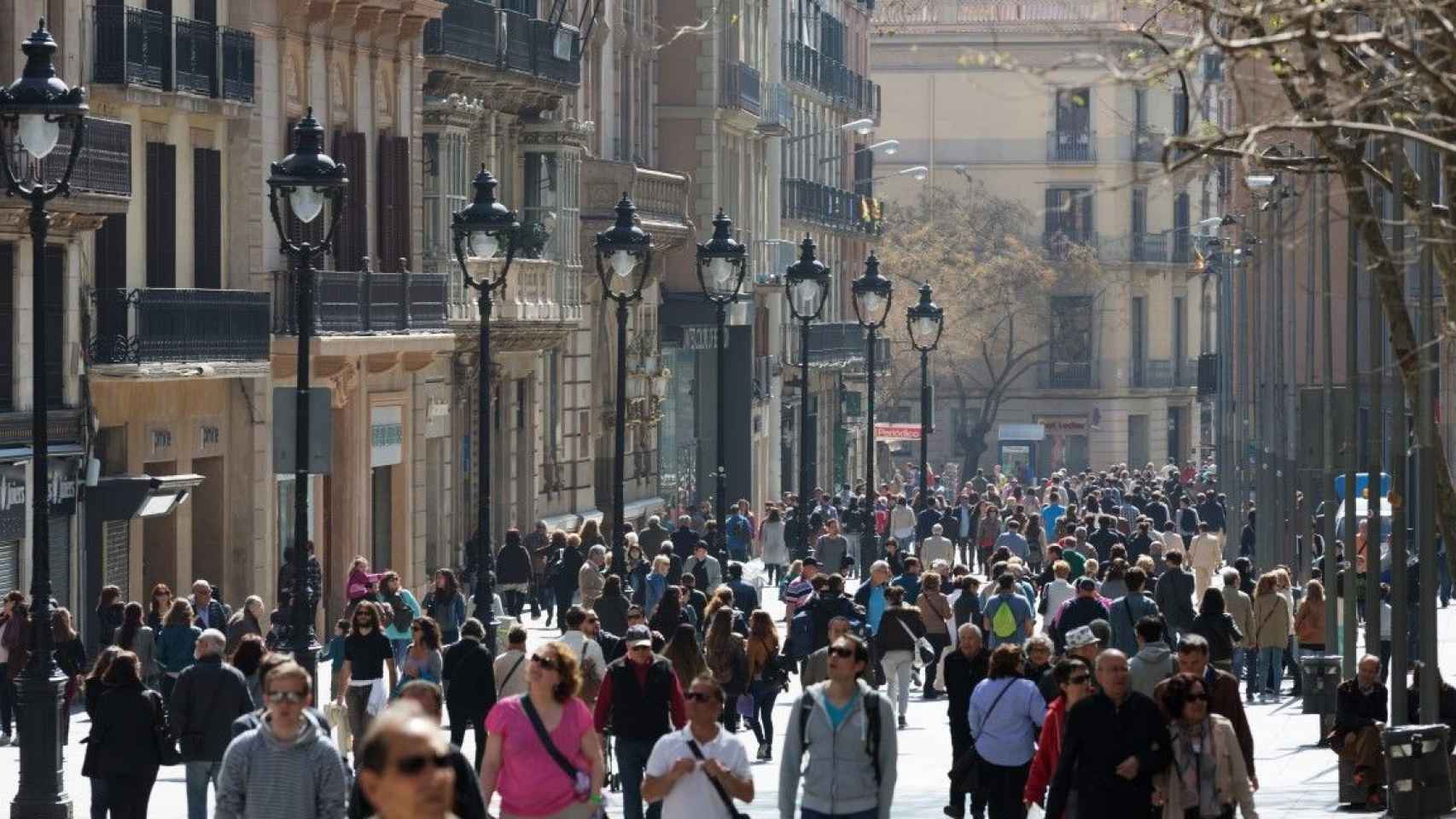 La calle comercial Portal de l'Àngel, ubicada en el centro de Barcelona, llena de gente