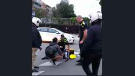 Momento del accidente del repartidor de Glovo en Nou Barris / Twitter