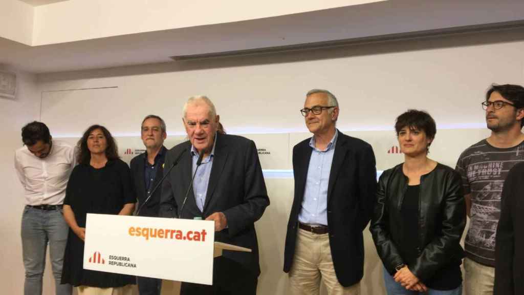 Ernest Maragall, en la rueda de prensa rodeado de los concejales de ERC / CR