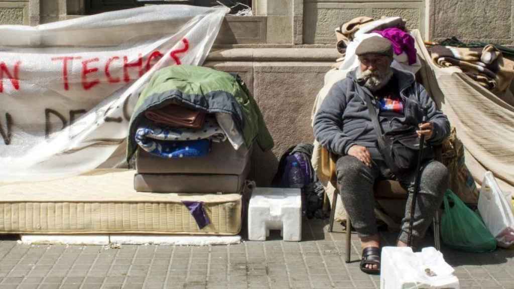 Una persona sintecho en Barcelona / HUGO FERNÁNDEZ