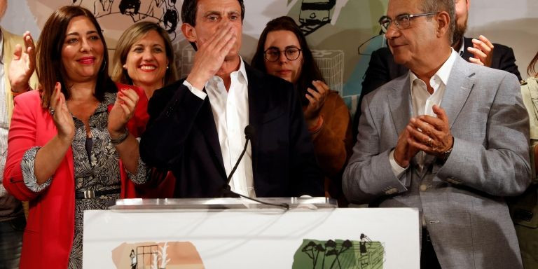 Manuel Valls, junto a Mariluz Guilarte y Celestino Corbacho, entre otros, durante la campaña electoral de 2019 / EFE TONI ALBIR