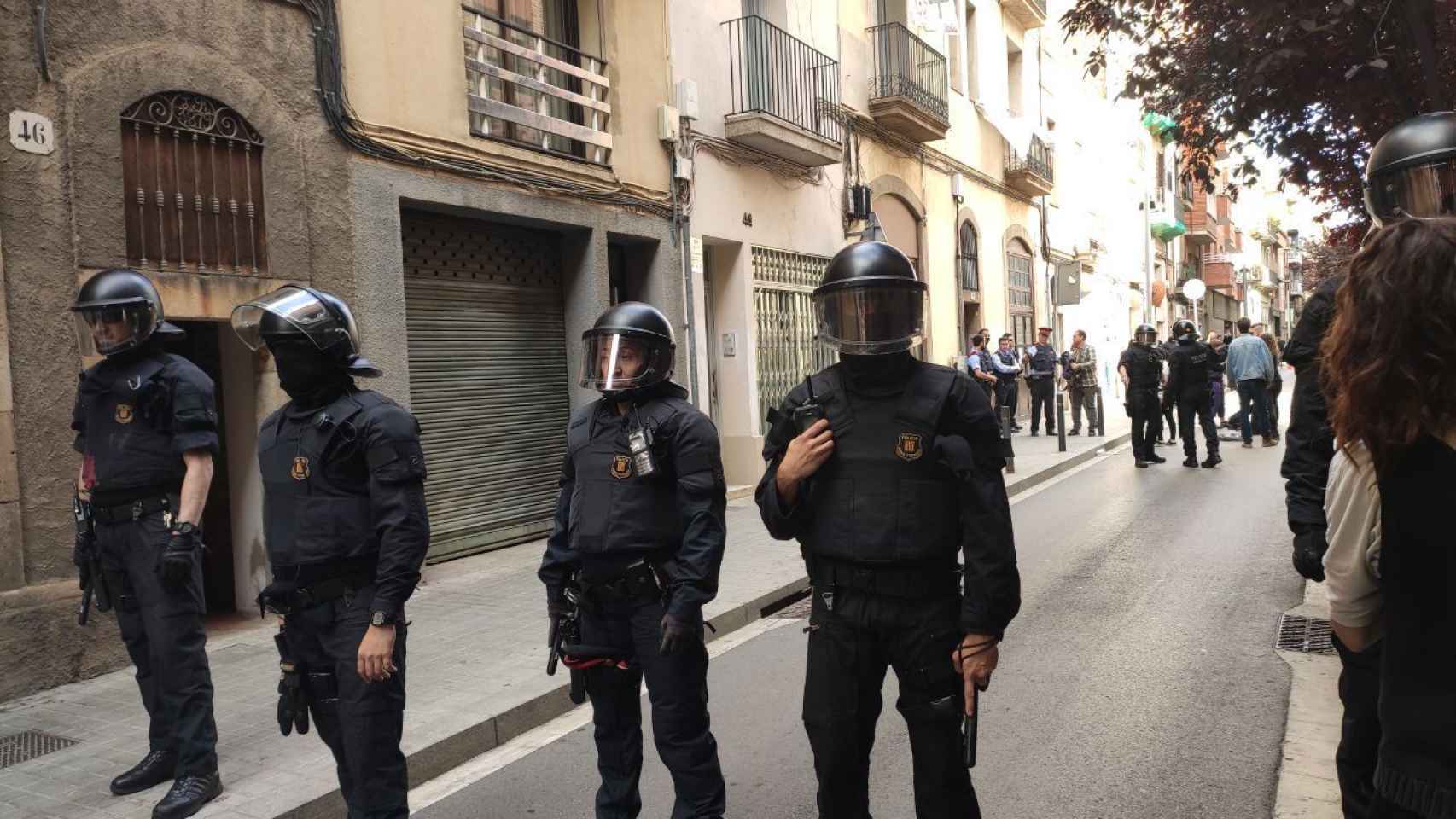 Los Mossos cargan contra okupas en Sants