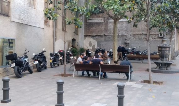 Motos en una plaza de Gràcia / JORDI SUBIRANA