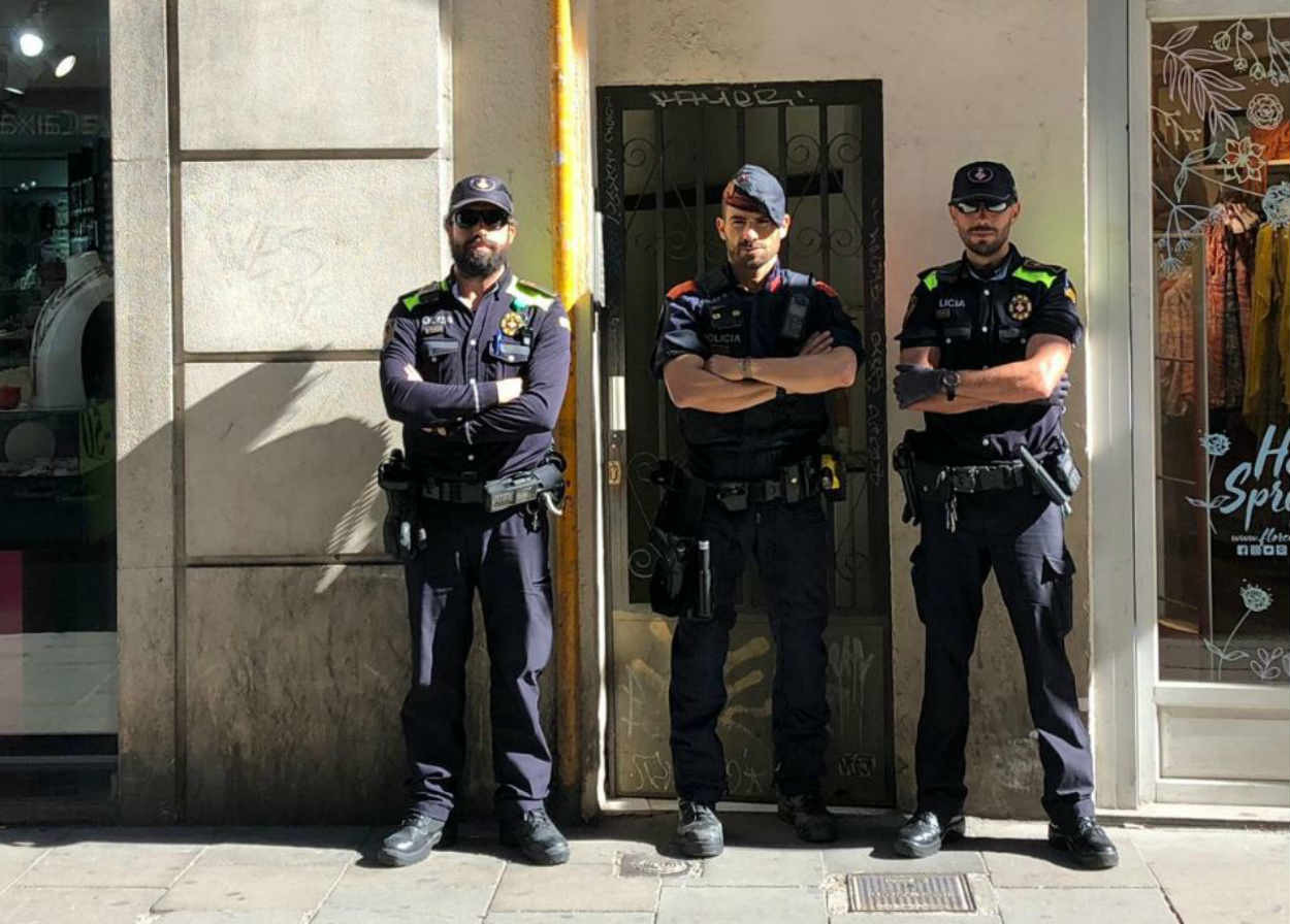 Mossos y Guardia Urbana en un operativo conjunto / @barcelona_GUB