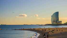 Vista panorámica de la playa de la Barceloneta, en Barcelona