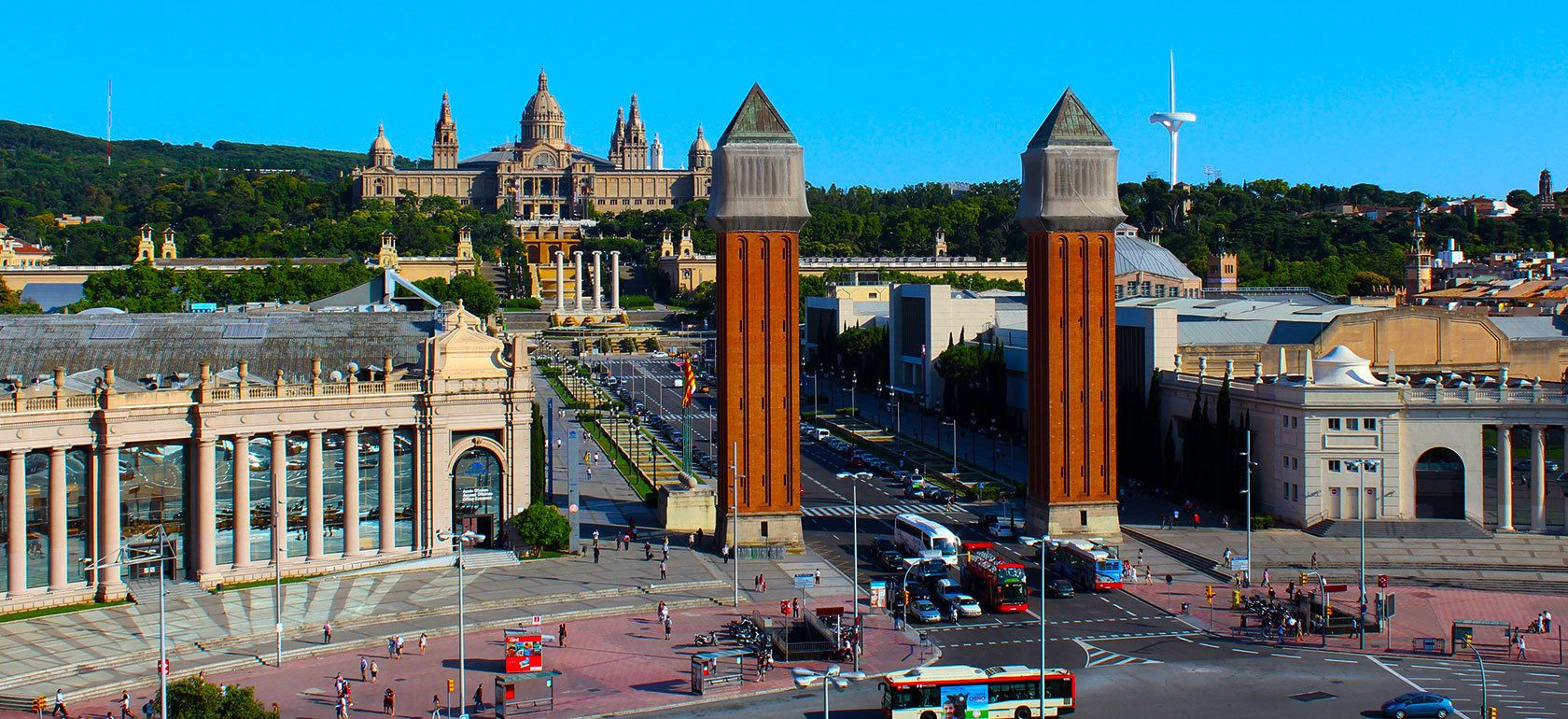 Vista panorámica de Plaza Espanya con el MNAC y Montjuïc de fondo