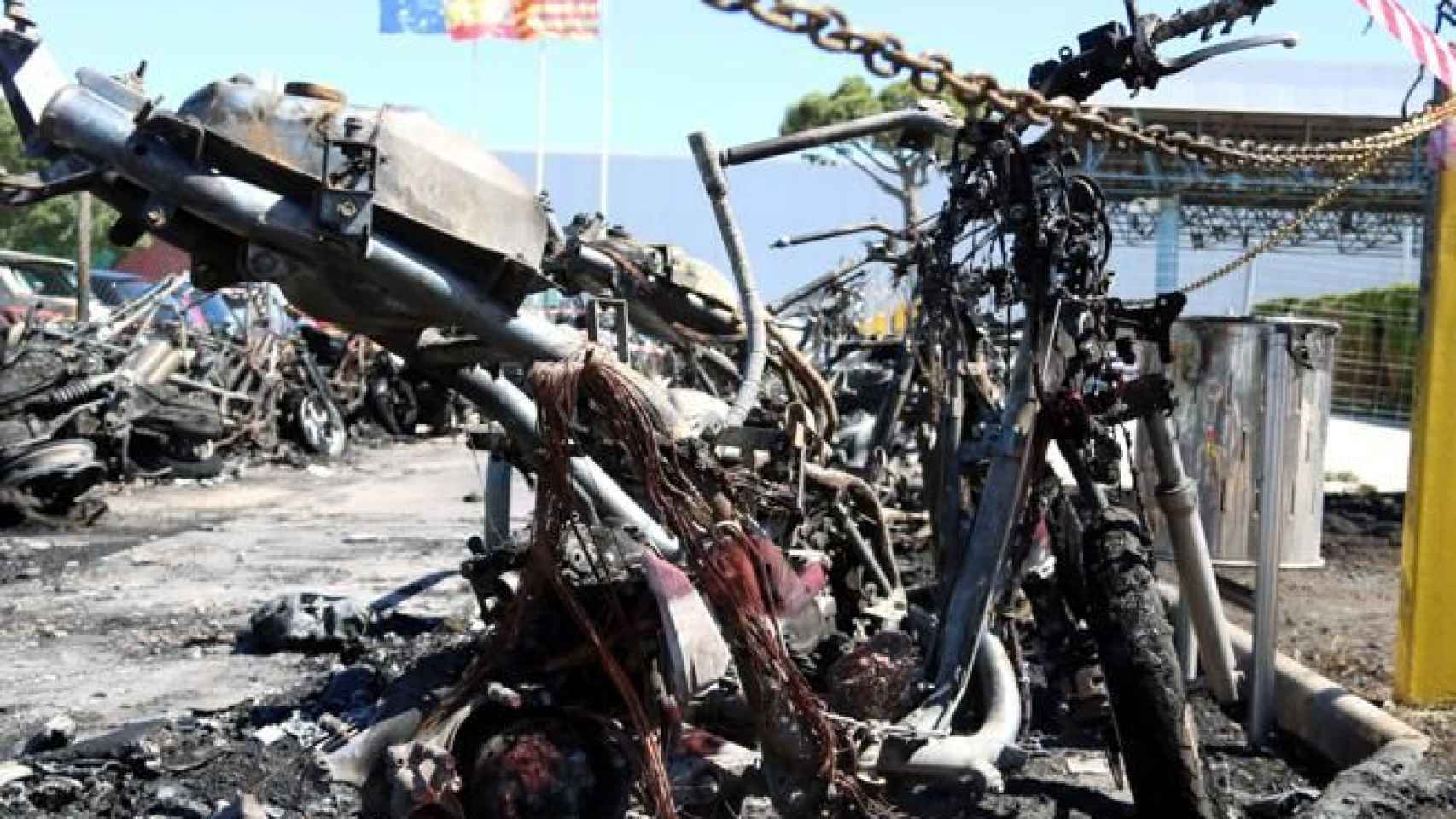 Motocicleta calcinada tras el incendio en el Aeropuerto de Barcelona