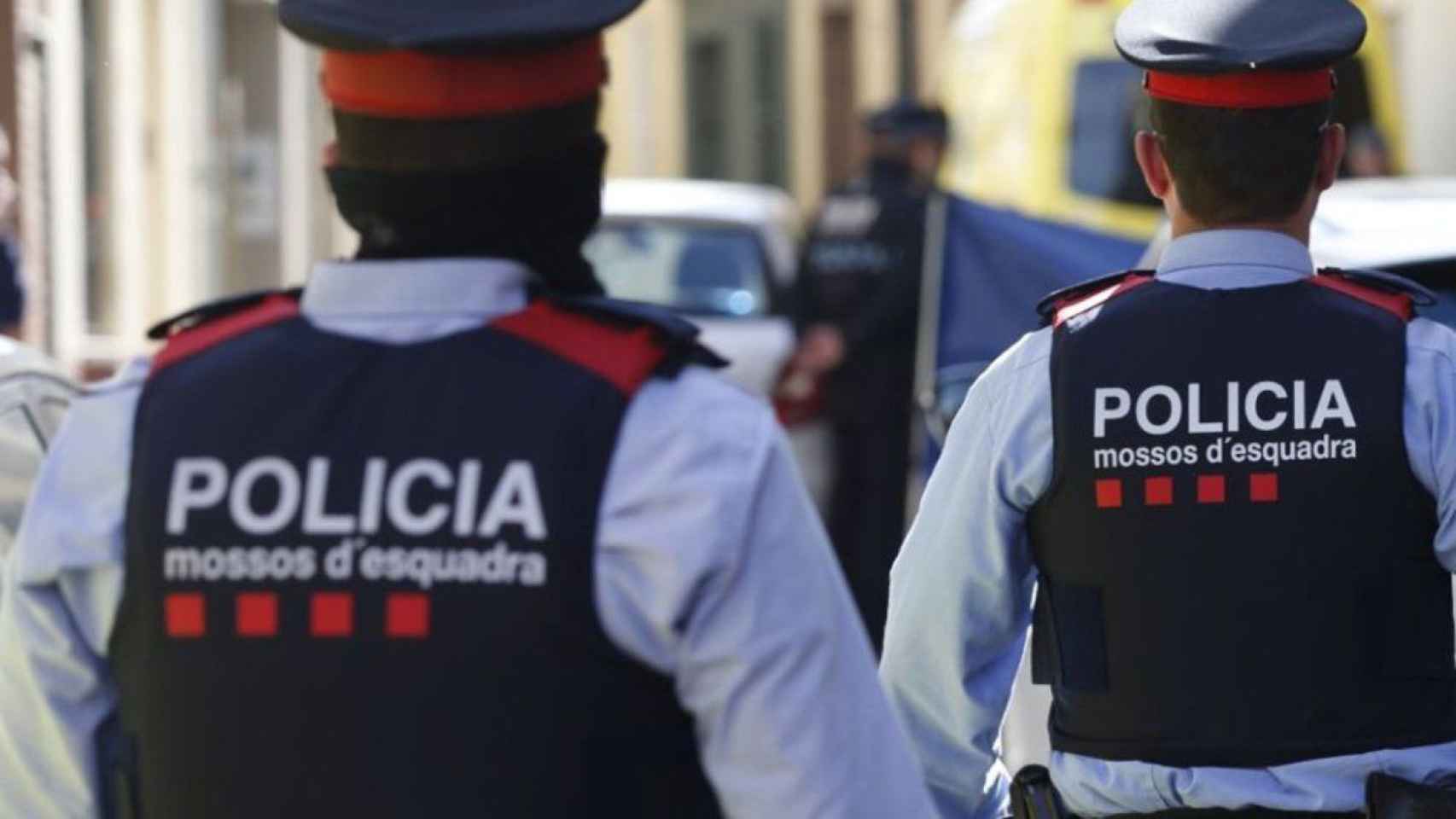 Dos agentes de los Mossos d'Esquadra de espaldas