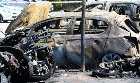 Coche calcinado en el parking del Aeropuerto tras el incendio