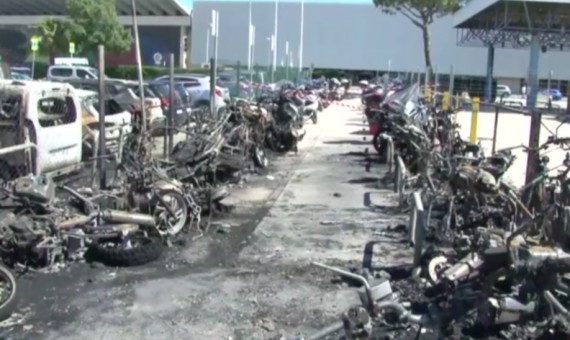 Conjunto de motocicletas calcinadas en el párking del Aeropuerto de Barcelona