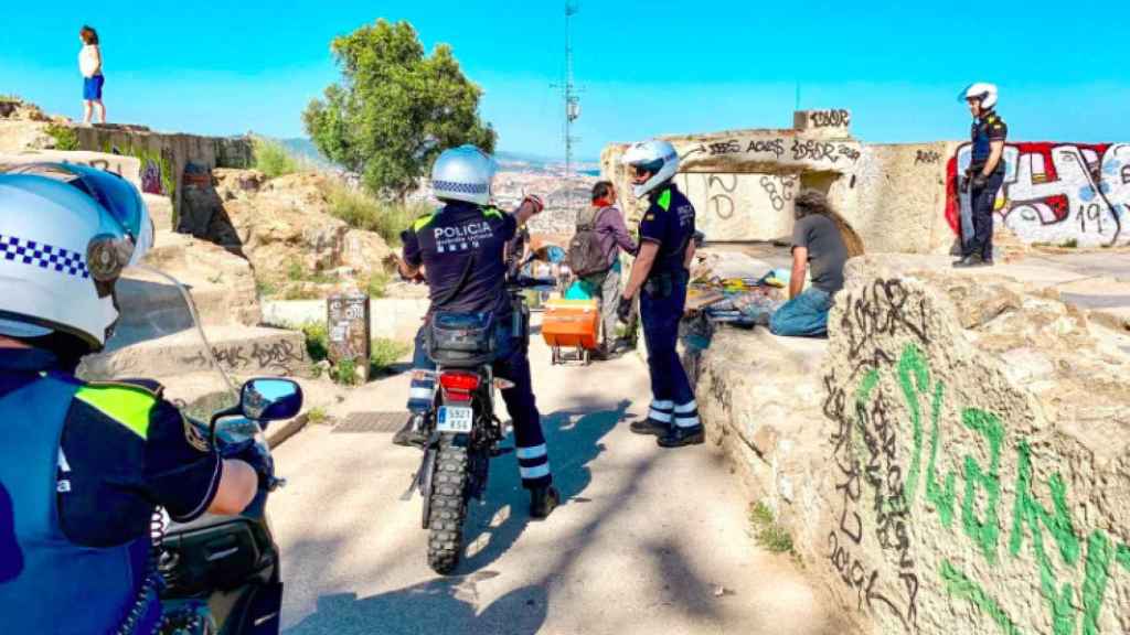 La Guàrdia Urbana interviniendo productos contra la venta ambulante en el barrio del Carmel de Barcelona