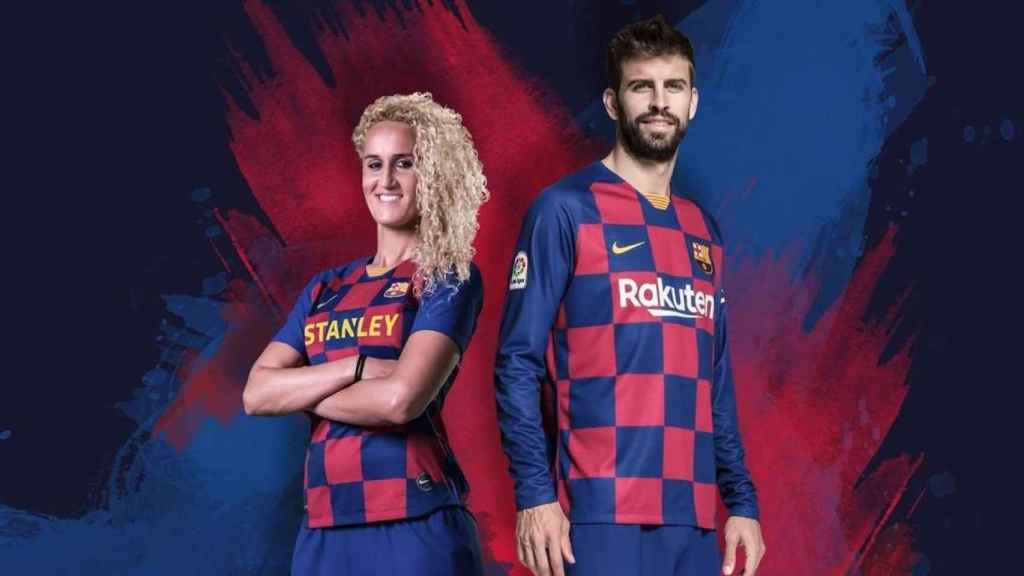 Kheira Hamroui y Gerard Piqué con la nueva camiseta del Barça para la temporada 2019/20 / FC BARCELONA