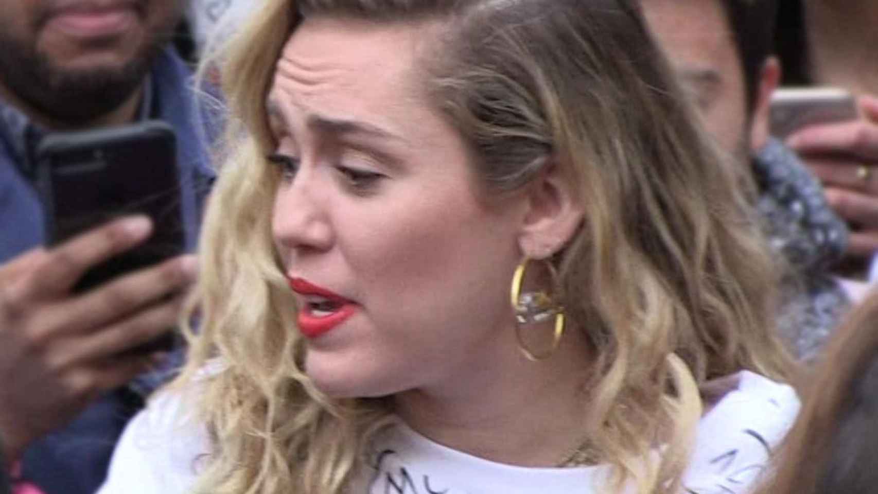 La cantante Miley Cyrus tras sufrir el acoso y el ataque por parte de un fan / TMZ