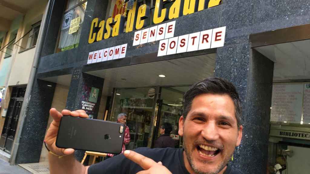 El activista mostrando su iPhone en Casa Cádiz / MA