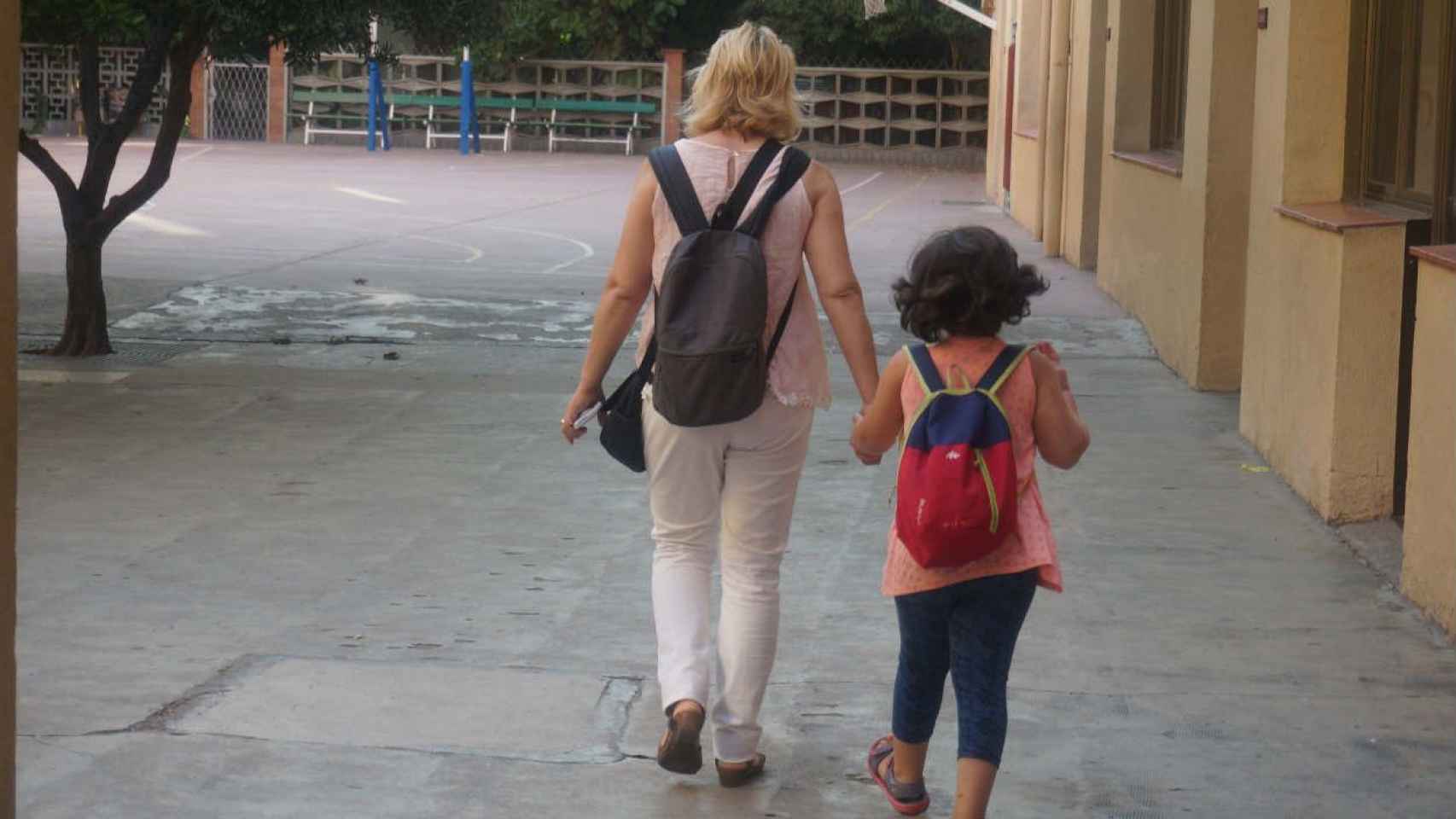 Una madre lleva a su hija a unas colonias de verano, algo a lo que muchas familias deberán decir adiós por falta recursos municipales / PT