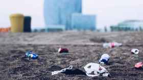 La playa de la Barceloneta llena de suciedad, a pesar de la gran cantidad de euros que se invierten / CG