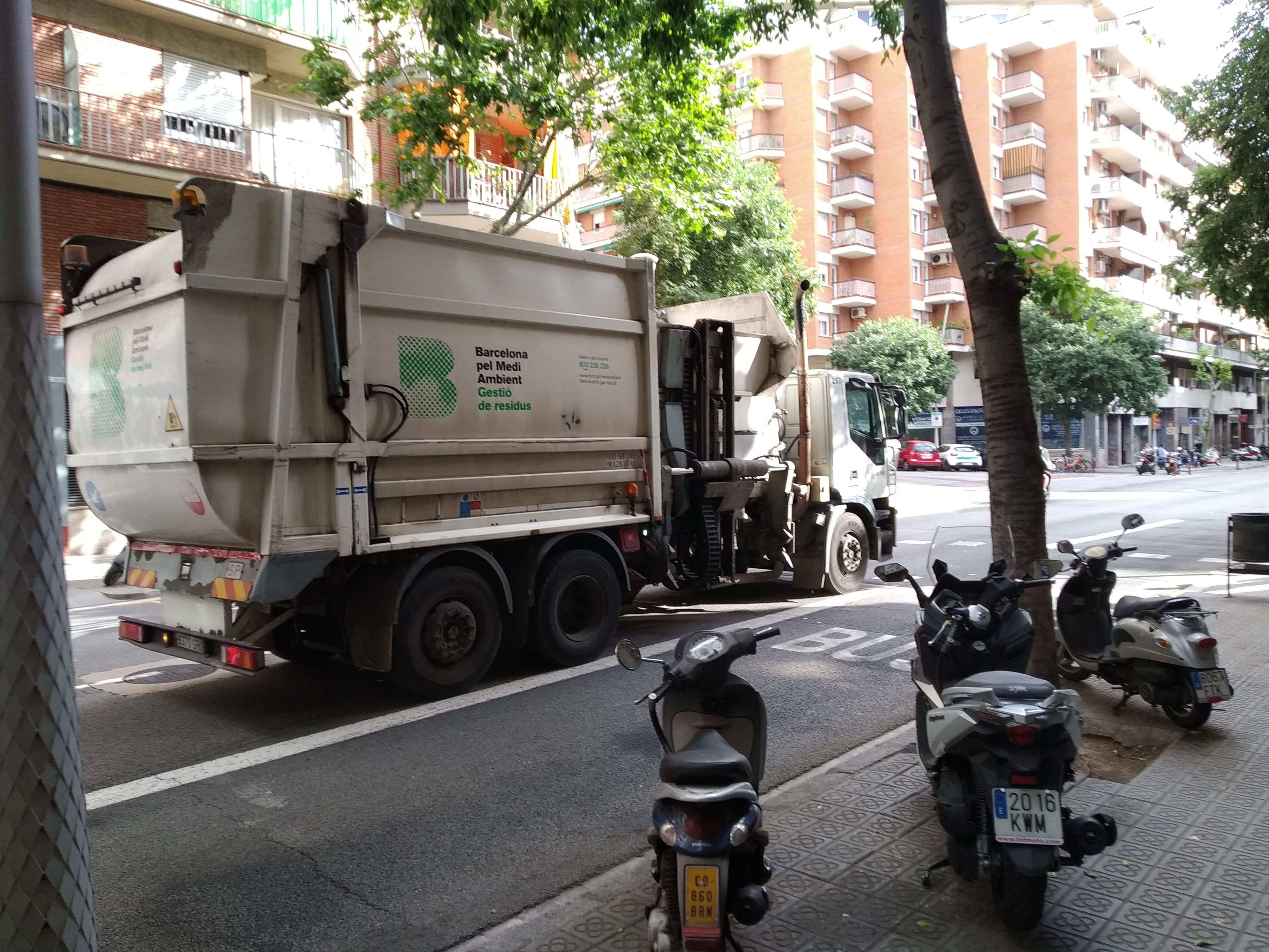 Un camión de la basura en una calle de Barcelona / JORDI SUBIRANA