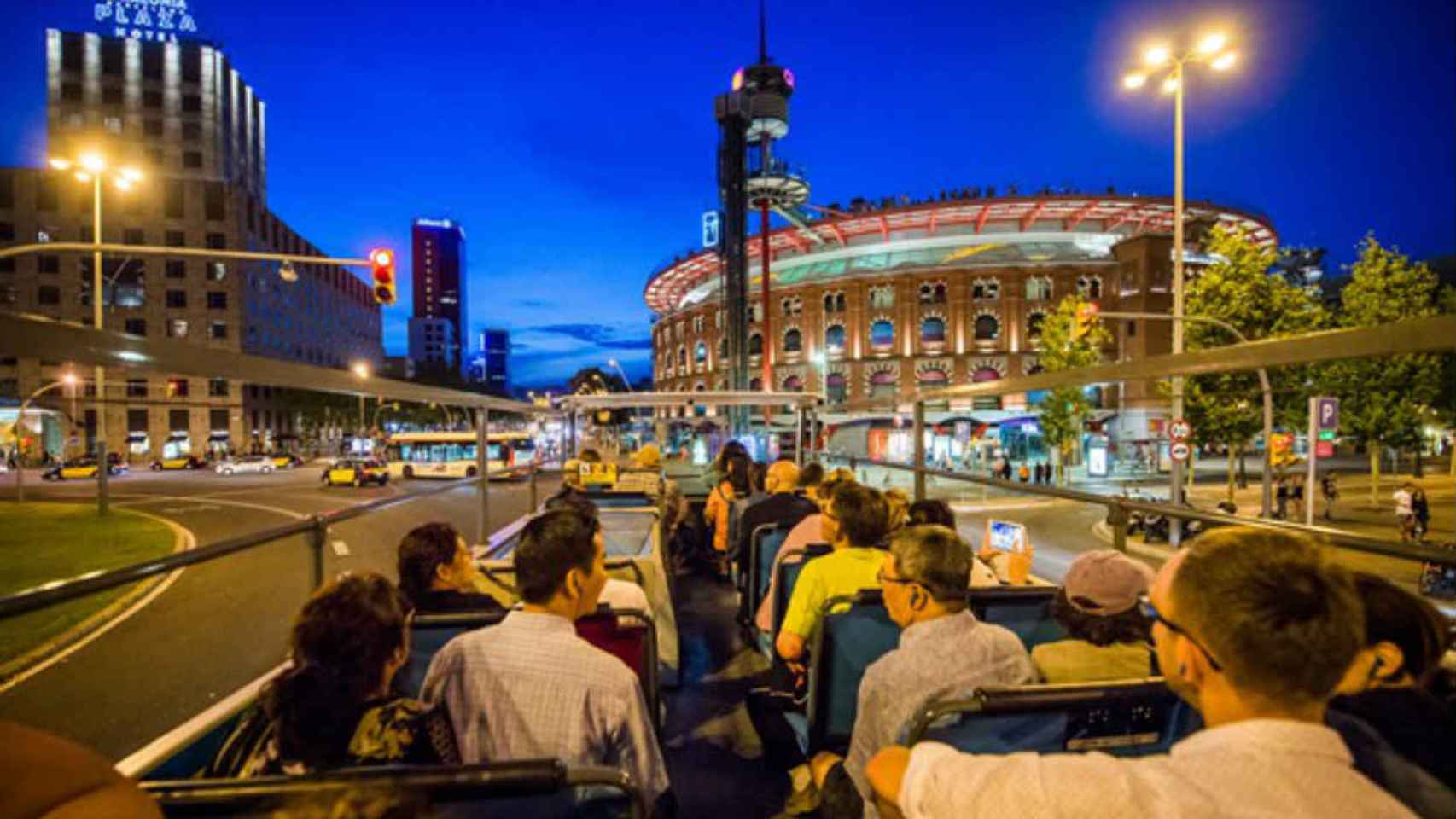 El Barcelona Night Tour recorre los lugares más emblemáticos de la ciudad / TMB