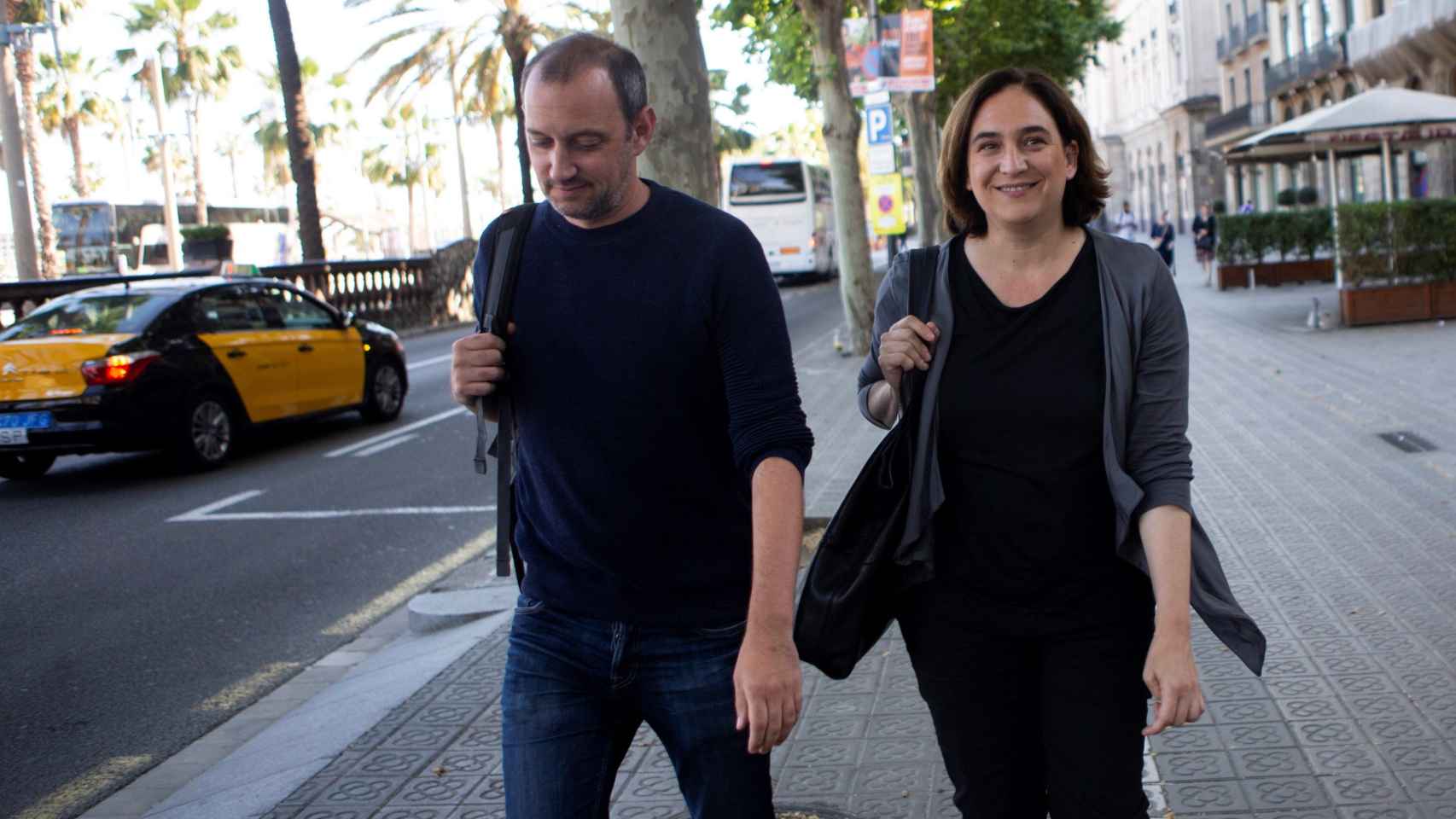 Ada Colau, en una calle de Barcelona / EFE