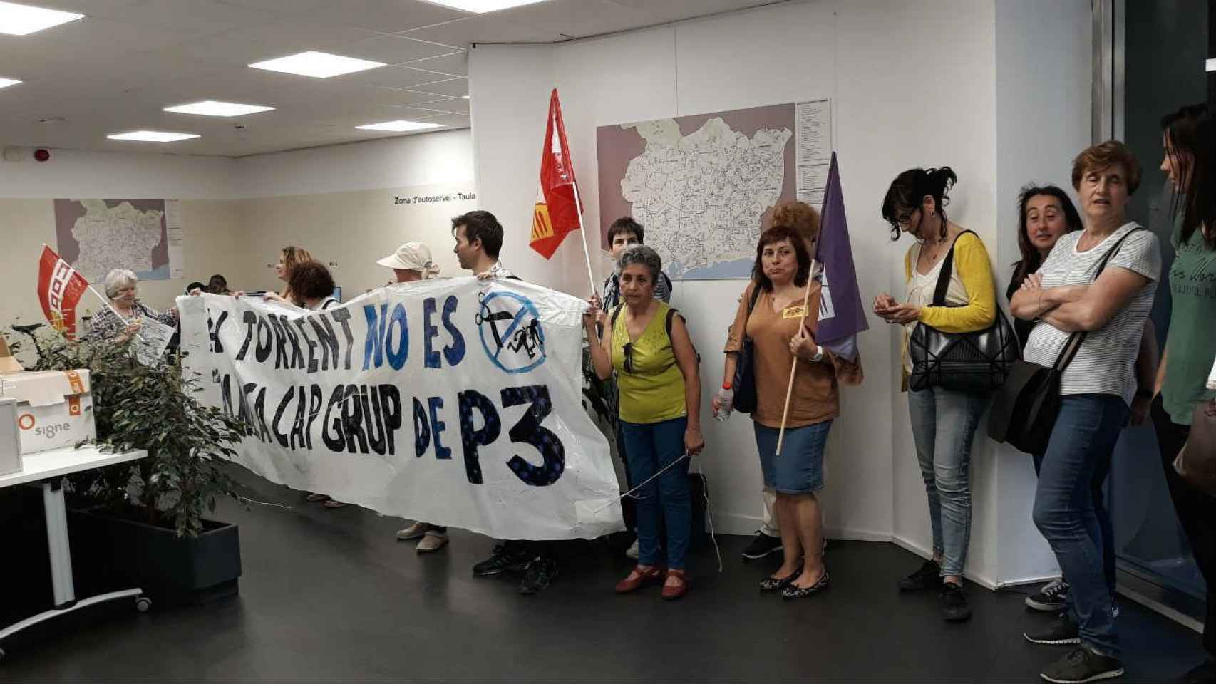 Protesta en la sede del Consorci d'Educación en defensa de la escuela pública