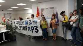 Protesta en la sede del Consorci d'Educación en defensa de la escuela pública